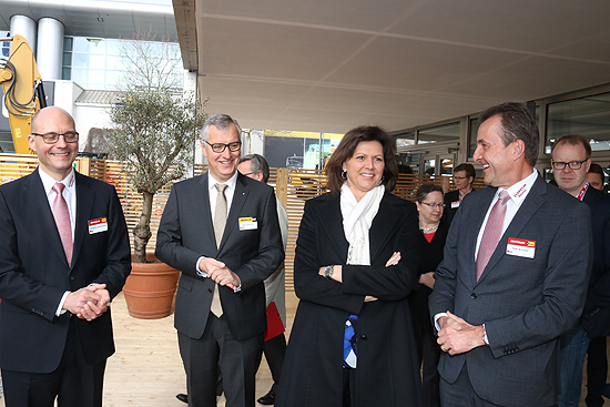 (v.li. nach re.) Wolfgang Hahnenberg, Kaufmännischer Geschäftsführer Zeppelin Rental GmbH & Co. KG, Peter Gerstmann, Vorsitzender der Geschäftsführung der ZEPPELIN GmbH, Ministerin Ilse Aigner, Peter Schrader, Geschäftsführer Vertrieb Zeppelin Rental GmbH & Co. K (©Foto. Martin Schmitz)